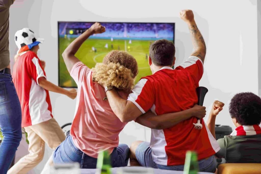 Smart TV met scherpe beeldkwaliteit in een moderne woonkamer